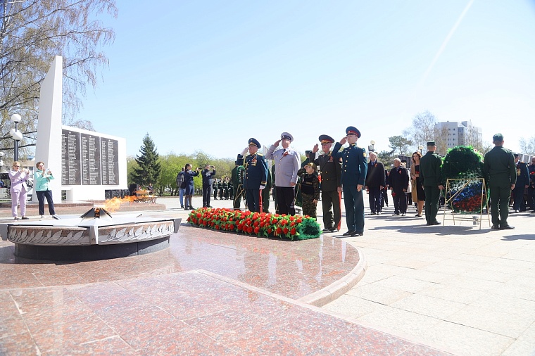 Тюменцы возложили венки к Вечному огню мемориального комплекса «Память». Фоторепортаж