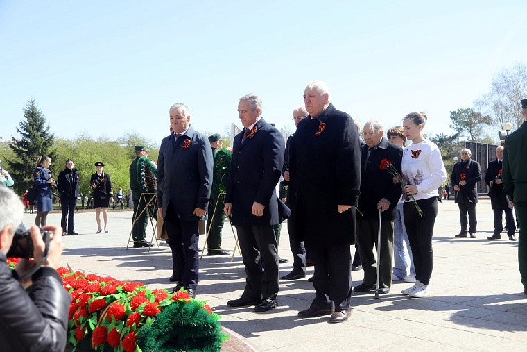 Тюменцы возложили венки к Вечному огню мемориального комплекса «Память». Фоторепортаж