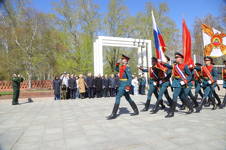 Тюменцы возложили венки к Вечному огню мемориального комплекса «Память». Фоторепортаж