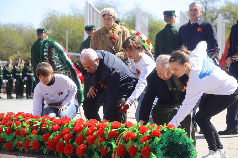 Тюменцы возложили венки к Вечному огню мемориального комплекса «Память». Фоторепортаж
