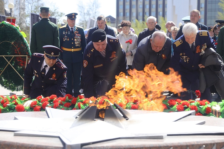 Тюменцы возложили венки к Вечному огню мемориального комплекса «Память». Фоторепортаж