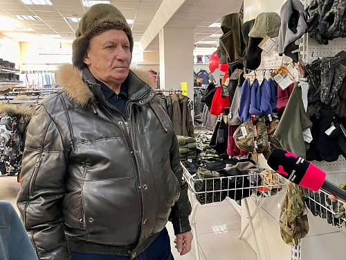 Тюменский пенсионер приобрел партию зимней обуви для участников СВО