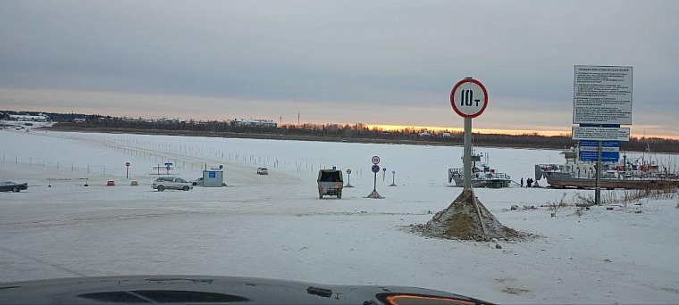 В Тюменской области открыли ледовую переправу для грузовиков через реку Иртыш