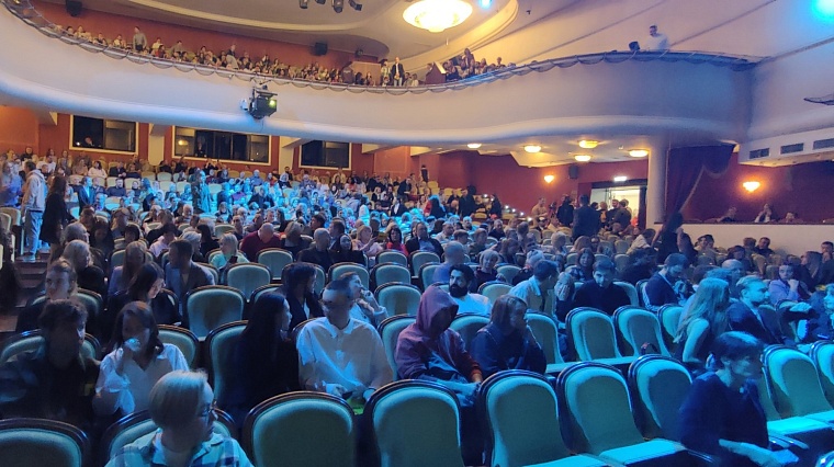 После третьего звонка все места будут заняты. Полный аншлаг