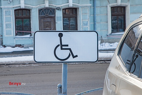 В Ноябрьске семья с ребенком-инвалидом третий год добивается установки спецзнака для парковки в своем дворе