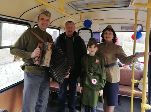 В нижнетавдинском рейсовом автобусе устроили праздничный концерт