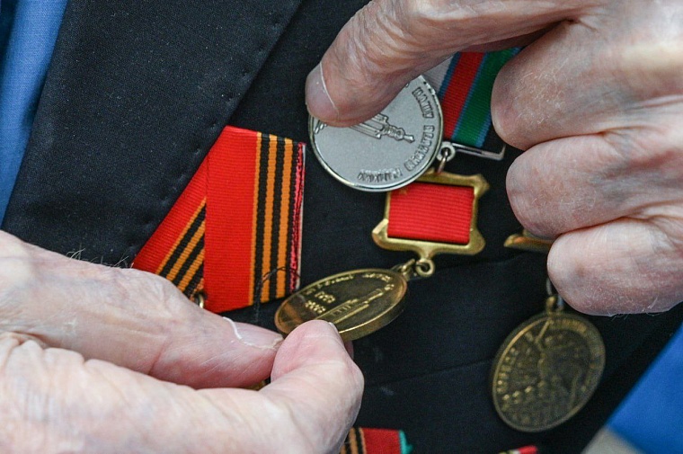 Александр Моор поздравил героя Курской и Сталинградской битвы