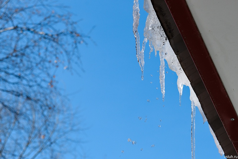 Куда сообщить об опасных сосульках в Тюмени