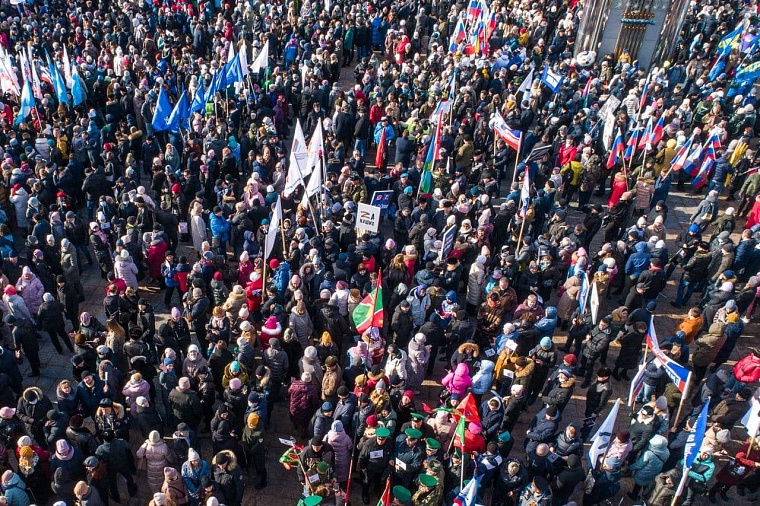 По оценкам журналистов,  на бульваре собралось около 10 тысяч  человек
