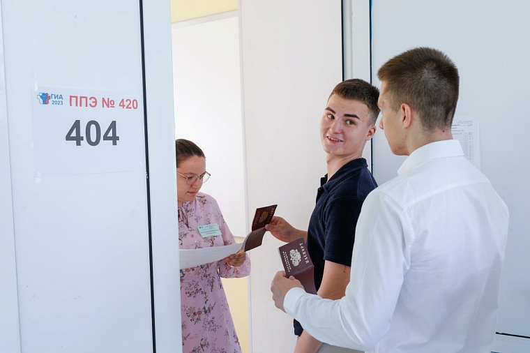 Александр Моор: В этом году в Тюменской области число стобалльников увеличилось на 16