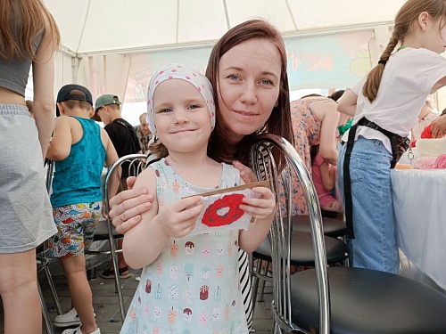 В тюменском сквере Льва Ровнина детей учат создавать шикарные открытки