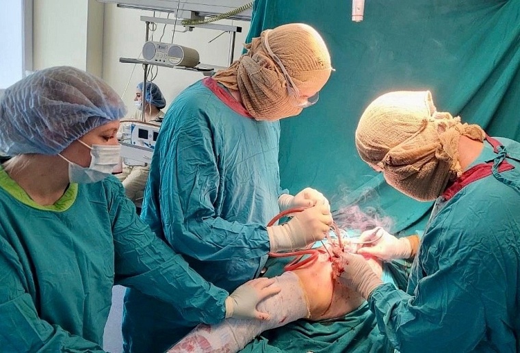 Тюменские врачи сделали пациентке индивидуальный энодпротез с использованием 3D-печати