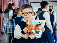 Тюменским ребятам с проблемами зрения презентовали специальное издание "Конька-Горбунка"