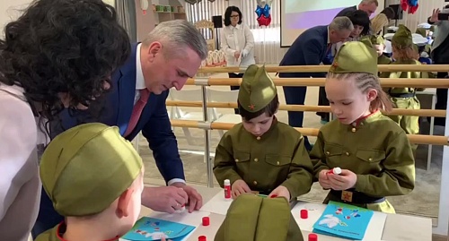 Александр Моор помог малышам изготовить открытки для бойцов в зону СВО