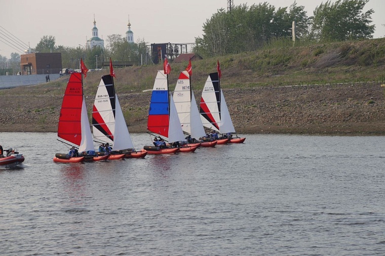 "Под парусами Победы": по Туре проплыли праздничные катамараны
