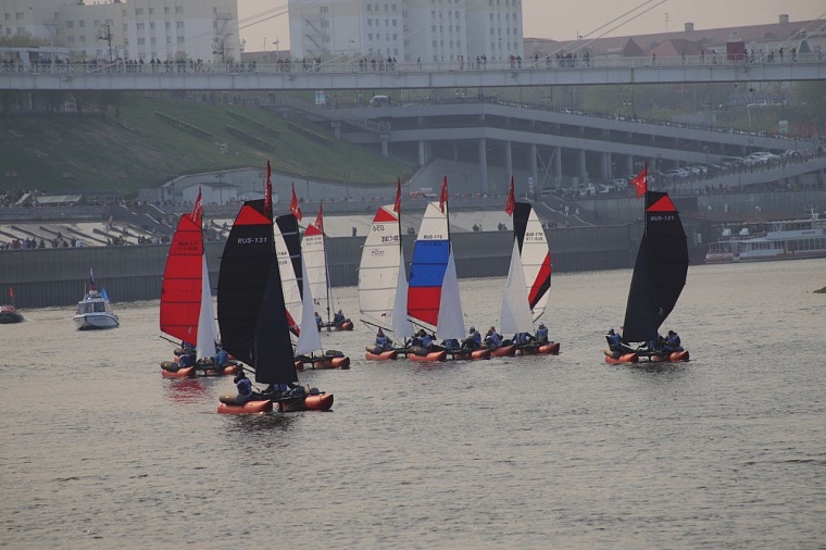 "Под парусами Победы": по Туре проплыли праздничные катамараны