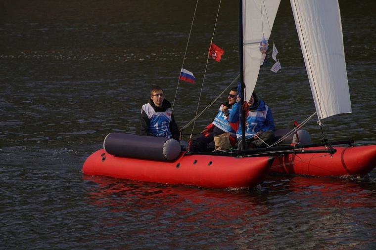 "Под парусами Победы": по Туре проплыли праздничные катамараны