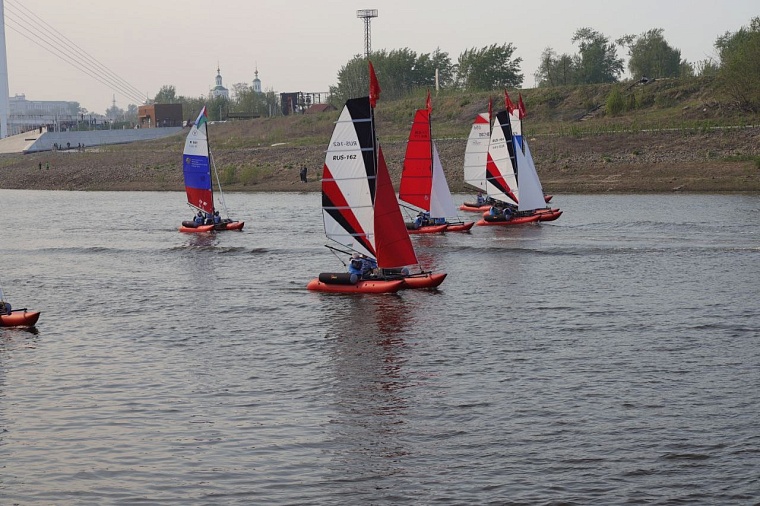 "Под парусами Победы": по Туре проплыли праздничные катамараны