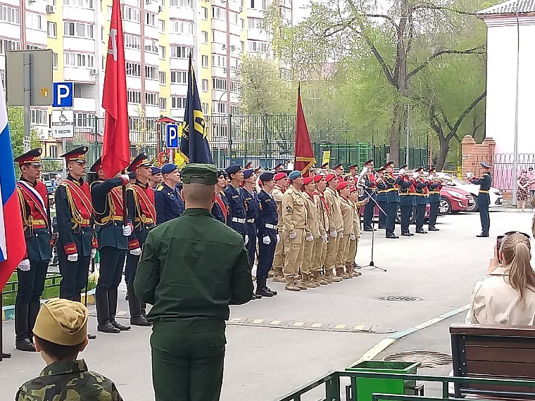 Тюменские патриоты провели парад под окнами ветерана Великой Отечественной войны