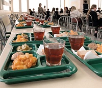Порционные подносы для обедов ввели в одной из школ Тюмени