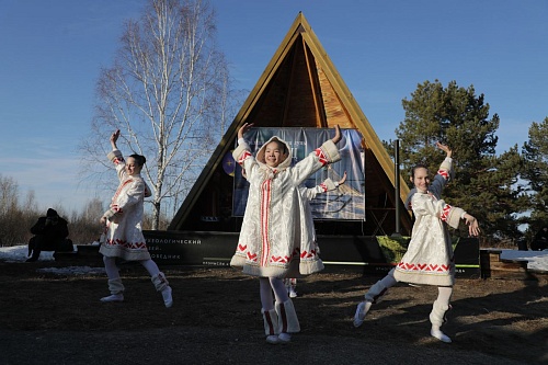 В Тюмени прошел традиционный для севера праздник угощения луны «Тылащ поры»