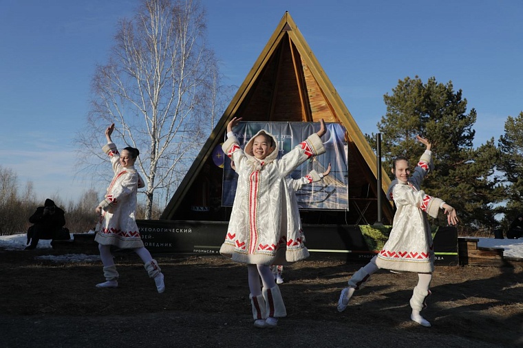 В Тюмени прошел традиционный для севера праздник угощения луны «Тылащ поры»
