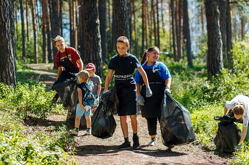 Тюменцы прибрали территорию в районе парка у ДК «Водник»