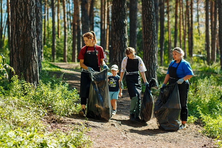 Тюменцы прибрали территорию в районе парка у ДК «Водник»