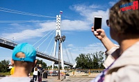 На мосту Влюбленных установлен самый большой российский флаг за всю историю акции "молодогвардейцев"