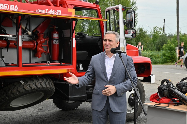 Александр Моор встретился с героями-пожарными в Большом Сорокино