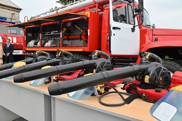 Александр Моор встретился с героями-пожарными в Большом Сорокино