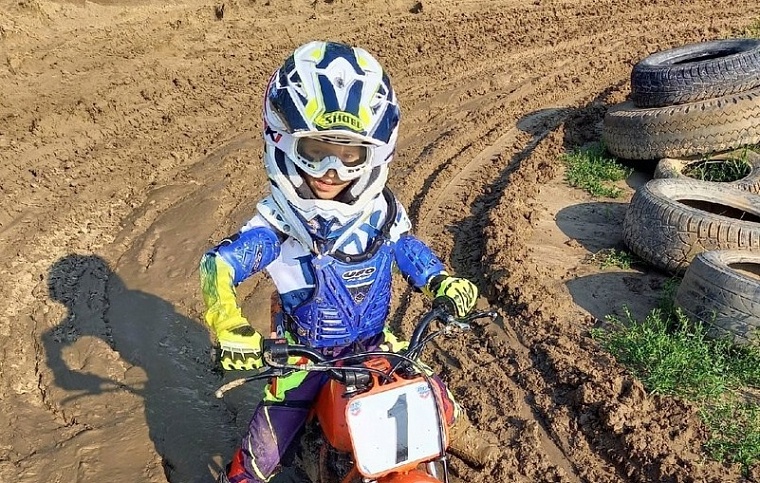 Анна Некрасова из Ярково тягает гири и буксирует машины