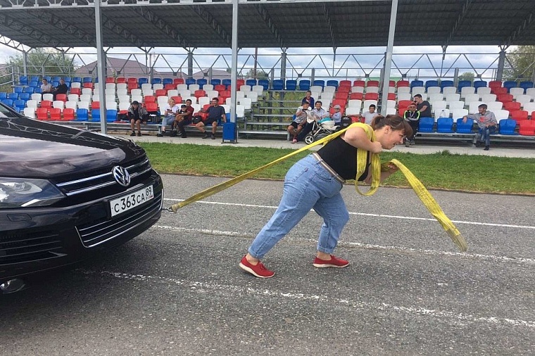 Анна Некрасова из Ярково тягает гири и буксирует машины