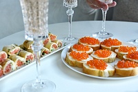 В канун Нового года в России сократились продажи шампанского, мандаринов и красной икры