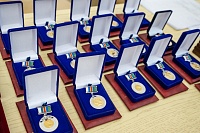 17 женщин и 10 мужчин из Тюменской области награждены медалями "Материнская слава" и  "Отцовская доблесть"