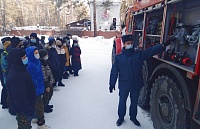 В детском лагере "Алые паруса" организовали выставку пожарной спецтехники