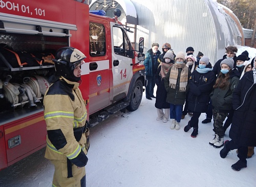 В детском лагере "Алые паруса" организовали выставку пожарной спецтехники