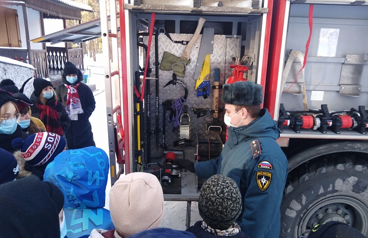 В детском лагере "Алые паруса" организовали выставку пожарной спецтехники