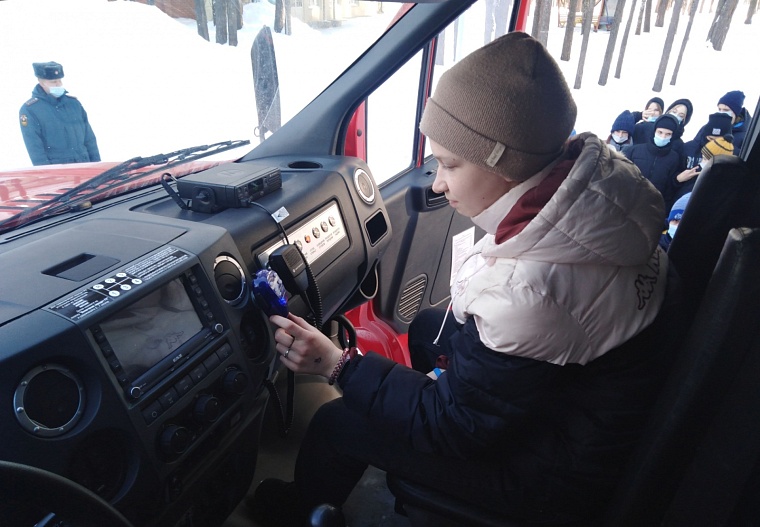В детском лагере "Алые паруса" организовали выставку пожарной спецтехники
