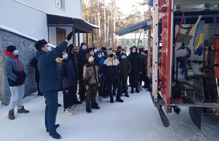 В детском лагере "Алые паруса" организовали выставку пожарной спецтехники
