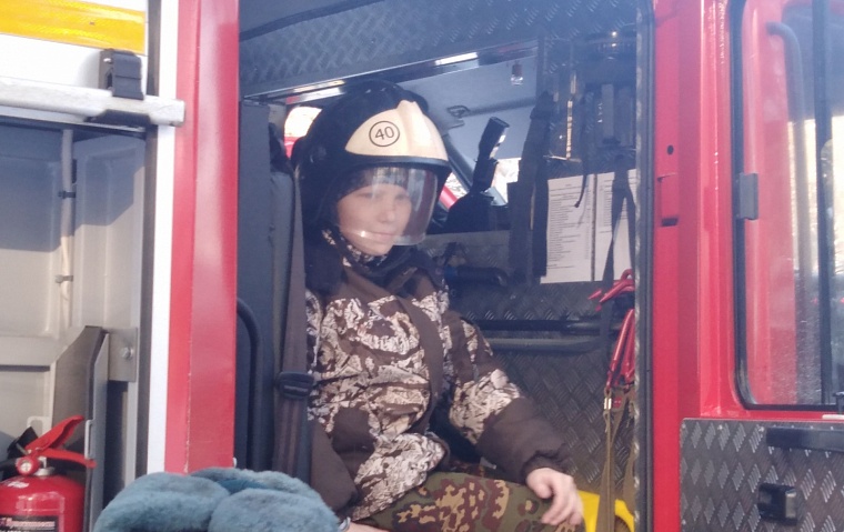 В детском лагере "Алые паруса" организовали выставку пожарной спецтехники