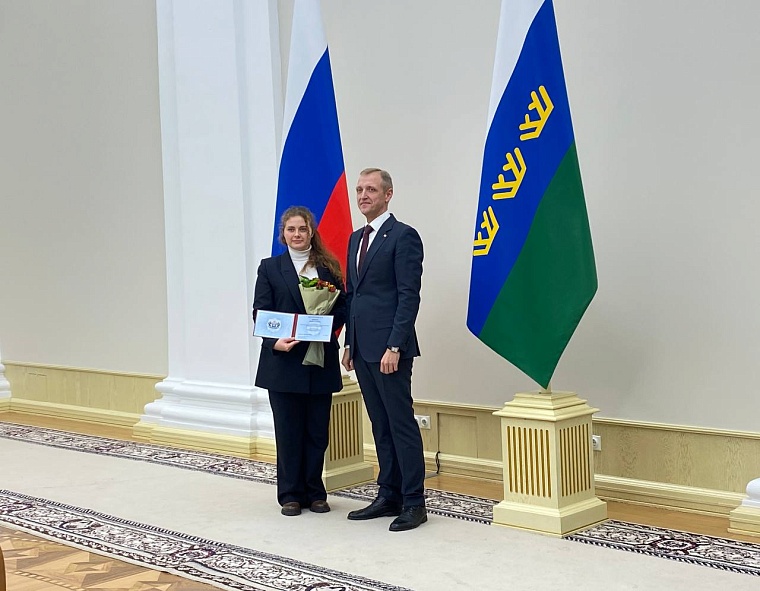 Лучшим студентам и аспирантам вручили стипендии губернатора Тюменской области