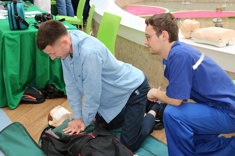 В тюменском ТЦ выстроились очереди к восьми манекенам