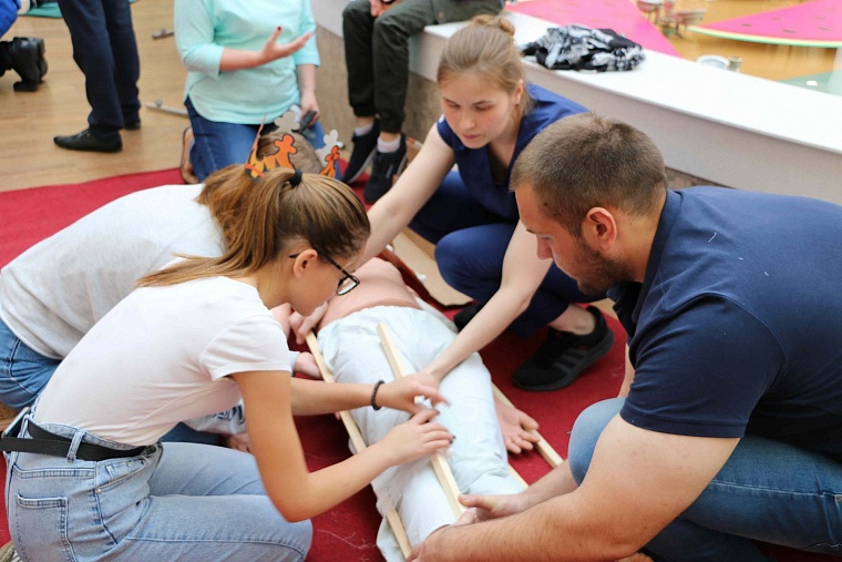 В тюменском ТЦ выстроились очереди к восьми манекенам