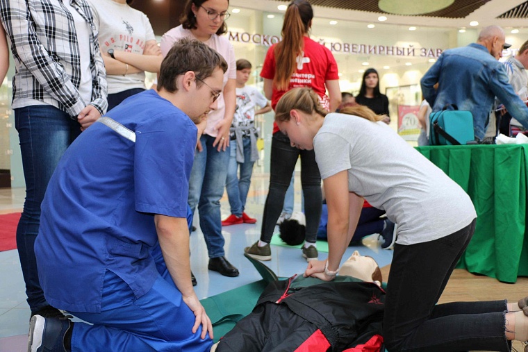 В тюменском ТЦ выстроились очереди к восьми манекенам