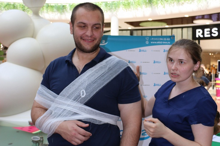 В тюменском ТЦ выстроились очереди к восьми манекенам