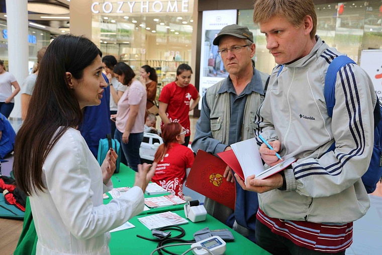 В тюменском ТЦ выстроились очереди к восьми манекенам