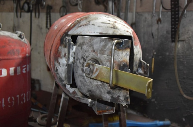 Волонтеры из Исетского района продолжают делать печи-буржуйки для участников СВО