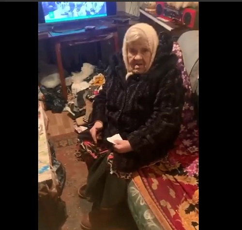 Тюменская пенсионерка живет без еды среди мусора и тараканов