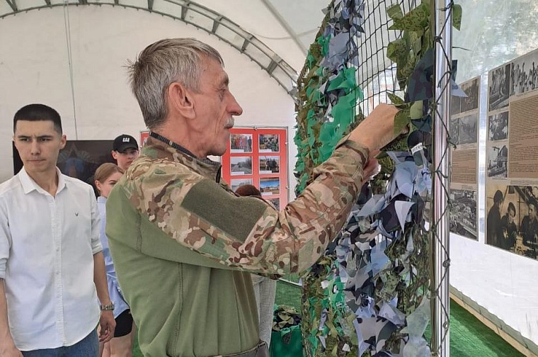Тюменцы сплели маскировочные сети для бойцов в зоне СВО